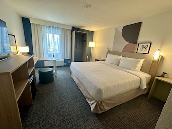 Room, 1 King Bed, Accessible (Mobility & Hearing, Roll-in Shower)