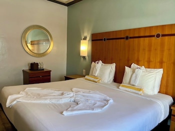Superior Room, 1 Queen Bed, Partial Ocean View