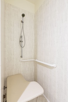 Standard Room, 1 King Bed, Mobility Accessible (Roll-in Shower, Standard View)