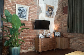 Suite, 1 King Bed with Sofa bed (Artist Loft Suite)