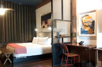 Suite, 1 King Bed with Sofa bed (Artist Loft Suite)
