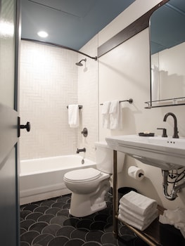 Standard Room, 1 Queen Bed (Interior Queen)