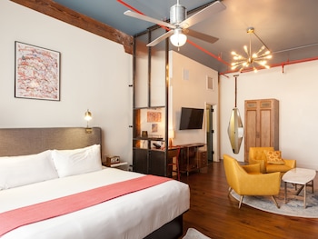 Suite, 1 King Bed with Sofa bed (Artist Loft Suite)