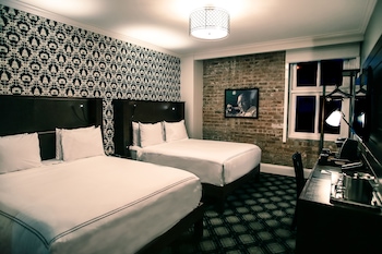 2 Queen Beds, Small Room