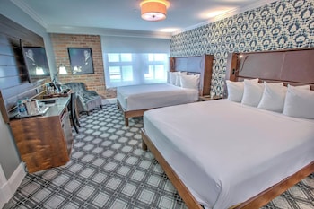 2 Queen Beds, Small Room