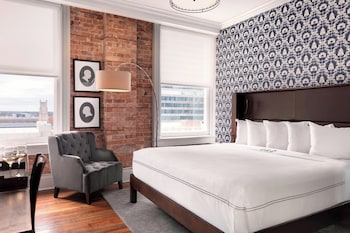 Room, 1 King Bed (Mobility/Hearing Access, Roll-In Shwr)