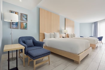 Room, 2 Queen Beds (Pool View)