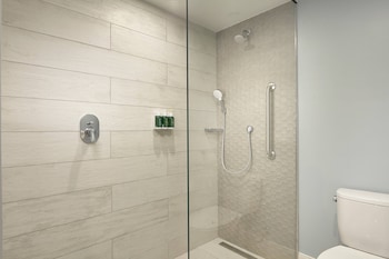 Room, 2 Queen Beds (Pool View)