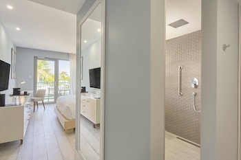 Room, 1 King Bed (Pool View)
