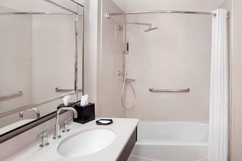 Traditional Room, 2 Queen Beds (Mobility/Hearing Accessible, Tub)