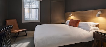 1 Queen Bed Accessible (Heritage)