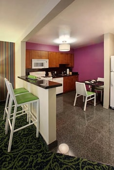 Studio Suite, 1 King Bed, Kitchen