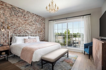 Signature Room, 1 King Bed (The Piccolo at Paso Robles Inn)