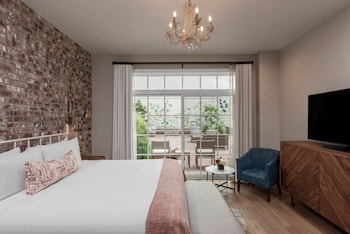 Signature Room, 1 King Bed (The Piccolo at Paso Robles Inn)