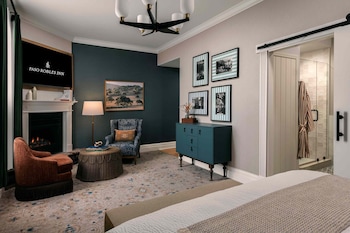 Deluxe Room, 1 King Bed (1889 House King)