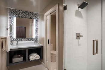 Signature Room, 1 King Bed (The Piccolo at Paso Robles Inn)
