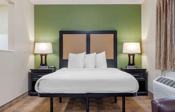 Deluxe Studio, 1 Queen Bed with Sofa bed, Non Smoking