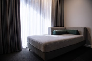 Studio Apartment Queen Bed - CD