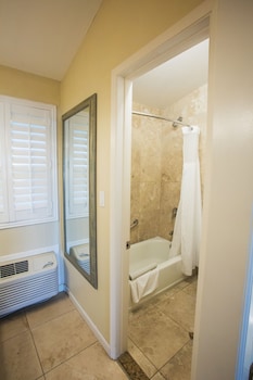 Standard Room, 2 Queen Beds, Marina View