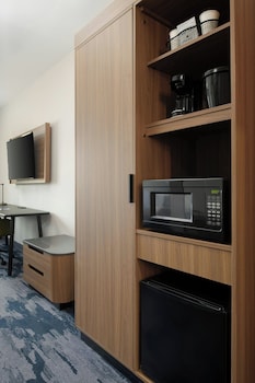 Room, 2 Queen Beds, Hearing Accessible (Roll-in Shower)