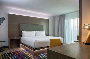 Chic, Suite, 1 King Bed, Balcony, Pool View