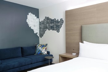 Chic, Suite, 1 King Bed, Balcony, Pool View