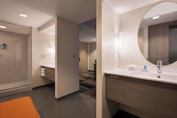 aloft, Suite, 1 King Bed, Balcony