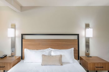 Room, 1 King Bed, Accessible, Non Smoking (Mobility)