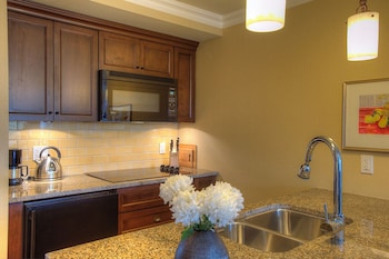 One Bedroom Suite, Partial Ocean View, King