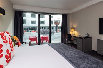 Premium Room, 1 King Bed, Courtyard View