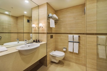 Premium Room, 1 King Bed, Courtyard View