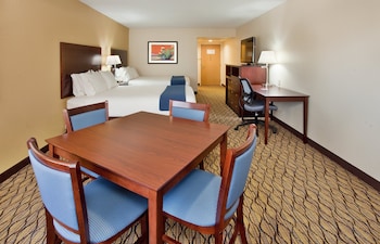 Room, 2 Queen Beds, Pool View (Dining Area)