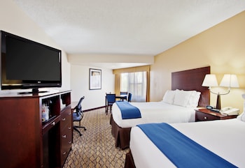 Room, 2 Queen Beds, Pool View (Dining Area)