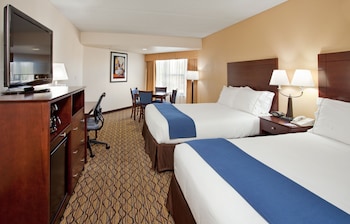 Room, 2 Queen Beds, Pool View (Dining Area)