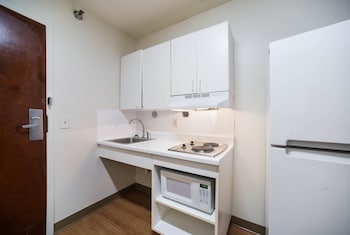 Studio, 1 Queen Bed, Non Smoking (Roll-In Shower)