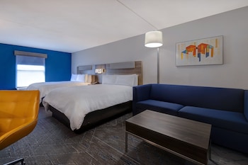 Suite, 2 Queen Beds (Living Area)