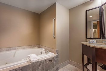 Jacuzzi Suite, 1 King Bed, Non Smoking (Upgrade)