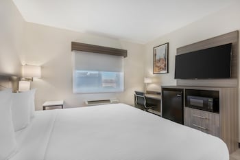 Standard Room, 1 King Bed, Accessible, Bathtub