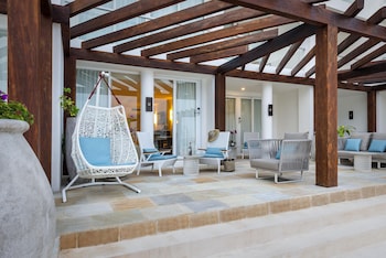 Superior Walk Out Suite Ocean Front - Kids & Teens Stay Free