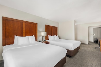 Suite (2 Queen bed with Sofabed, Non Smoking)
