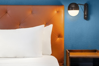 Traditional Room, 1 King Bed with Sofa bed