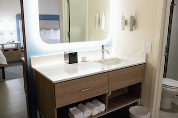 Suite, 1 King Bed, Accessible, Bathtub (Mobility)