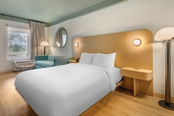 Standard Room, 1 Queen Bed, Accessible (Mobility)