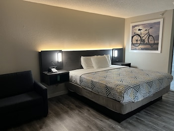 1 King Bed | Non-Smoking, Hot Tub, Micfridge