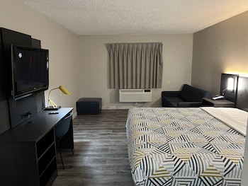 1 King Bed | Non-Smoking, Hot Tub, Micfridge