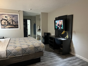 1 King Bed | Non-Smoking, Hot Tub, Micfridge
