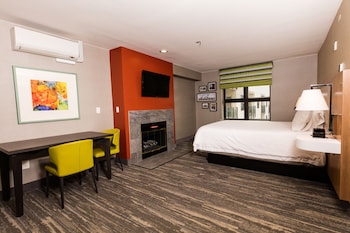Room, 1 Queen Bed, Kitchen