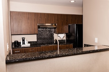 Room, 1 Queen Bed, Kitchen