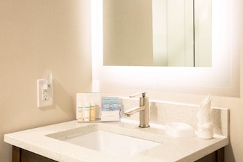 Suite, 1 King Bed, Accessible, Balcony (Bathtub)