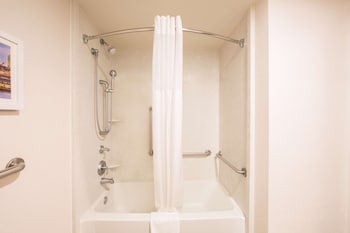 Room, 2 Queen Beds, Accessible, Bathtub